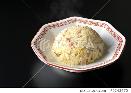 黑色背景下的火影捲和叉燒等各種食材的熱五眼炒飯 79248470