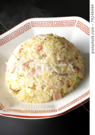 黑色背景下的火影捲和叉燒等各種食材的熱五眼炒飯 黑色背景下的火影捲和叉燒等各種食材的熱五眼炒飯 79248494