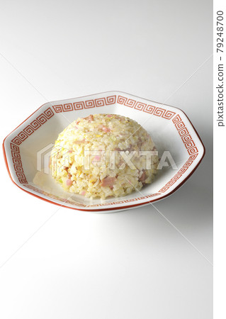 白色背景下的火影捲和叉燒等各種食材的熱五眼炒飯 79248700