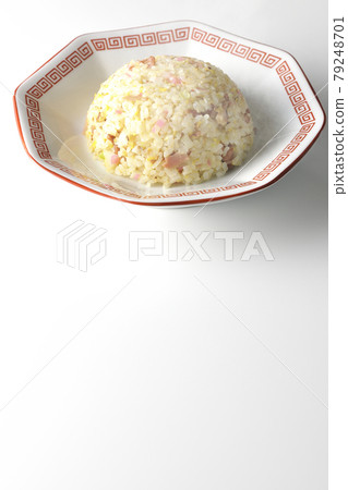 白色背景下的火影捲和叉燒等各種食材的熱五眼炒飯 79248701
