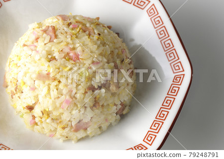 鳥瞰熱五眼炒飯，白色背景上有各種配料，如鳴捲和叉燒 79248791