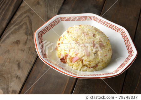 火影、叉燒等各種食材的熱五眼炒飯 火影、叉燒等各種食材的熱五眼炒飯 79248837