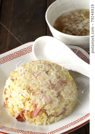 Hot Gomoku fried rice and Chinese soup with various ingredients such as Narutomaki and char siu 79248919