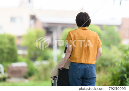 高級女性、年輕女性、新鮮綠色護理、微笑、輪椅 79250093