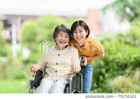 高級女性、年輕女性、新鮮綠色護理、微笑、輪椅 高級女性、年輕女性、新鮮綠色護理、微笑、輪椅 79250101