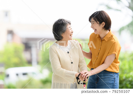 高級女性，年輕女性，新鮮的綠色護理，微笑 79250107