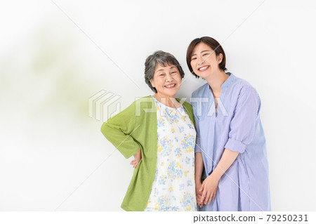 Grandma and granddaughter are good friends 79250231