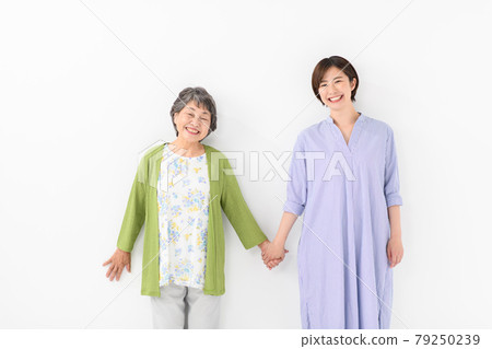 Grandma and granddaughter holding hands 79250239