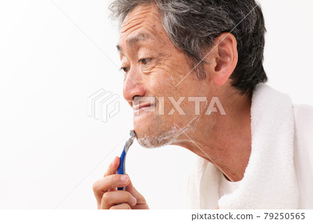 Senior men shaving their beard Men's beauty 79250565