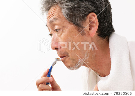 刮鬍子的老人 男士美容 79250566