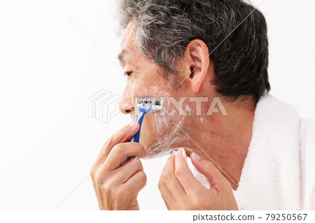 刮鬍子的老人 男士美容 79250567