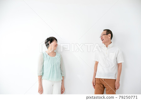 Senior couple staring at each other 79250771