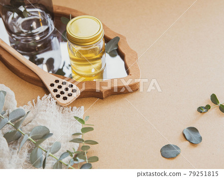 蜂蜜、蜂蜜和蜂巢蜂蜜浸入玻璃罐中 79251815
