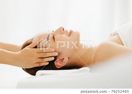 Female esthetic head spa 79252493