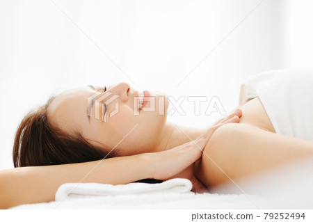 Female esthetic head spa 79252494