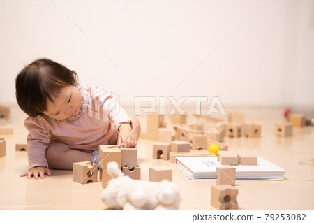嬰兒在室內玩 79253082