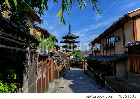 Kyoto Yasaka Tower in the early morning 79253533