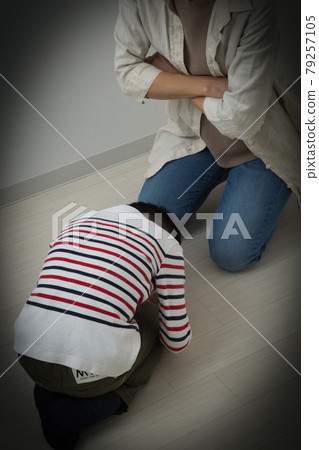 Child apologizing in Dogeza Child apologizing in Dogeza 79257105
