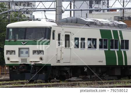 185系列列車疏散到奧庫 185系列列車疏散到奧庫 79258012