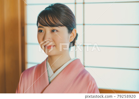 一個二十多歲的和服女子 79258920
