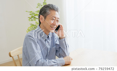 拜訪智能手機的老人 79259472