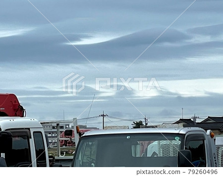 一朵波浪狀的雲突然抬頭仰望天空 一朵波浪狀的雲突然抬頭仰望天空 79260496