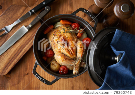 Roast chicken baked in a casting pan 79260748