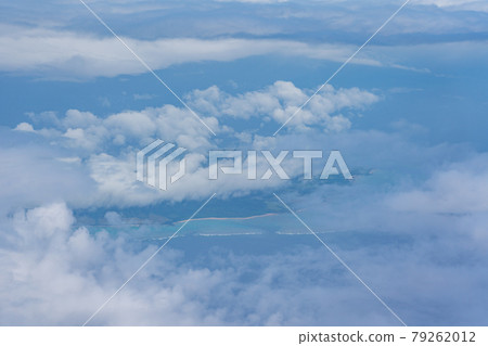 沖繩縣 石垣島 石垣市 度假村島 天堂 暑假 飛機 晨間雲 空中拍攝 新石垣機場 珊瑚海灘 79262012