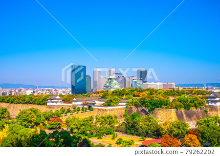 大阪城和大阪商業園在秋天 79262202