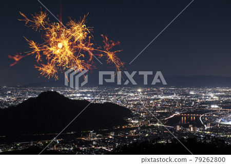 [Summer image] Sparklers are set against the night view. Making summer memories. 79262800