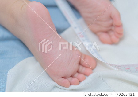 Baby feet and measure 79263421