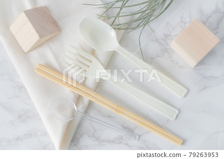 一次性筷子和塑料餐具 79263953