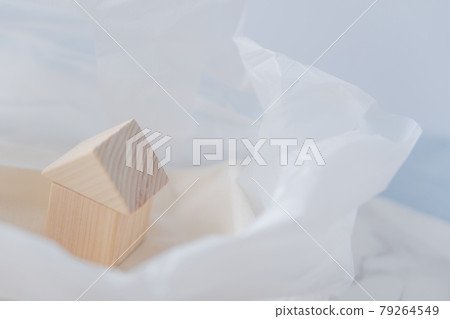 塑料袋中的積木房屋 79264549