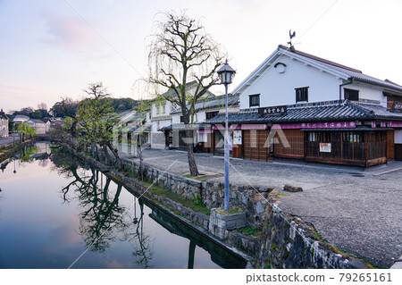 春天的早晨,寧靜的倉敷美館歷史街區(從倉敷川上的高砂橋出發) 春天的早晨,寧靜的倉敷美館歷史街區(從倉敷川上的高砂橋出發) 79265161