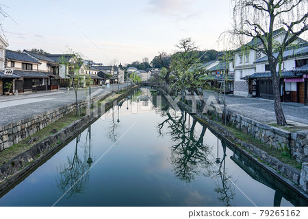春天的早晨,寧靜的倉敷美館歷史街區(從倉敷川上的高砂橋出發) 春天的早晨,寧靜的倉敷美館歷史街區(從倉敷川上的高砂橋出發) 79265162