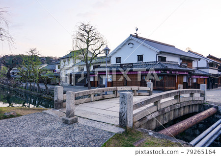 春天的早晨,寧靜的倉敷美館歷史街區(從倉敷川上的高砂橋出發) 春天的早晨,寧靜的倉敷美館歷史街區(從倉敷川上的高砂橋出發) 79265164
