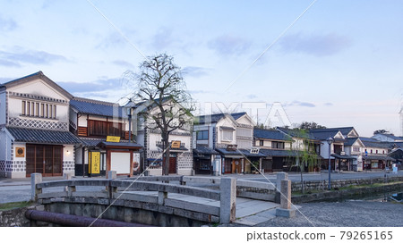 On a spring morning, the quiet Kurashiki Bikan Historical Quarter (from Takasago Bridge over the Kurashiki River) 79265165