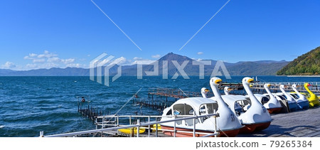 在藍天的背景下看到的深秋支笏湖全景@北海道 79265384