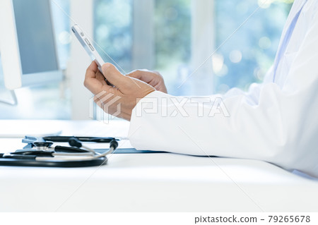 在操作智能手機的醫生手中 在操作智能手機的醫生手中 79265678