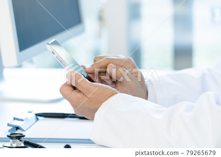At the hands of a doctor who operates a smartphone 79265679