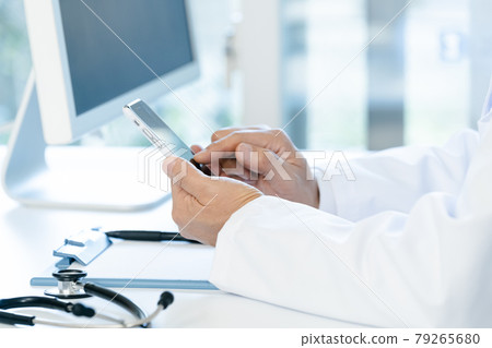 At the hands of a doctor who operates a smartphone 79265680
