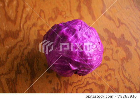 Fresh purple cabbage 79265936