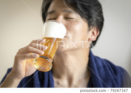 Hands of middle-aged men drinking beer 79267167