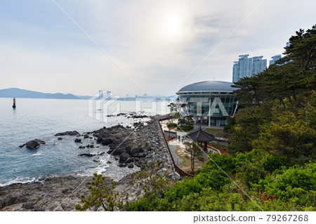 The Nurimaru APEC is located on Dongbaekseom island and built for the 2nd APEC Leaders' meeting in 2005. 79267268