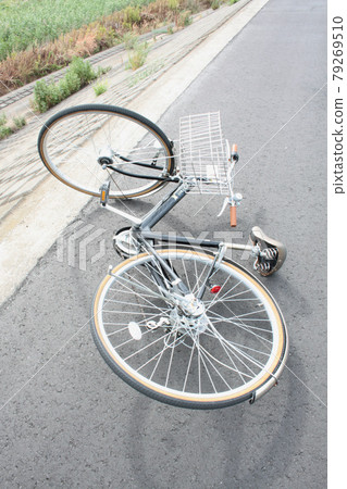 Fallen bicycle 79269510