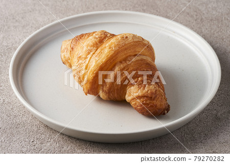 Bread croissant 79270282