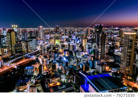 大阪的夜景,從梅田天空大廈空中花園欣賞,日本 11 月 大阪的夜景,從梅田天空大廈空中花園欣賞,日本 11 月 79271030