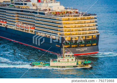 A luxury cruise ship (Queen Elizabeth) seen from Yokohama Skywalk 79271668