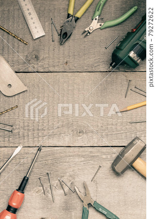 放置在木板周圍的 DIY 工具 放置在木板周圍的 DIY 工具 79272622