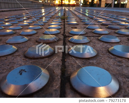 我為人行道上的不銹鋼圓點觸覺指示器拍了一張很酷的照片。 我為人行道上的不銹鋼圓點觸覺指示器拍了一張很酷的照片。 79273178